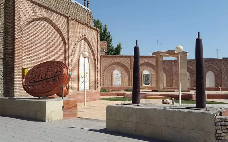 انگشتر پوریای ولی در محیطی با فضای باز
